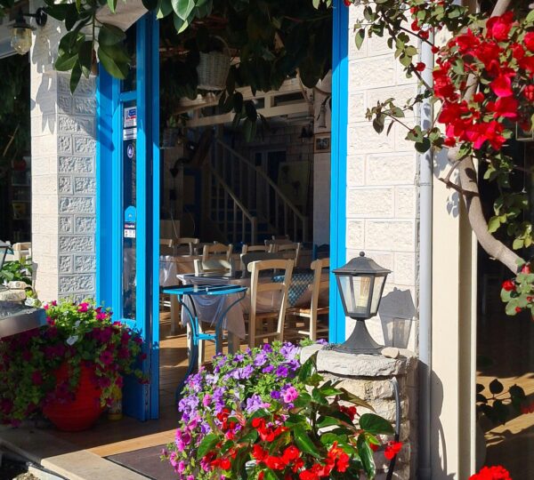 Bares y restaurantes llenos de luz atraparán tus sensaciones de disfrutar de una Tánger mítica. Tus viajes personalizados en Tánger con nosotros.